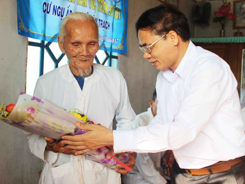 Chăm lo đời sống vật chất, tinh thần cho người cao tuổi