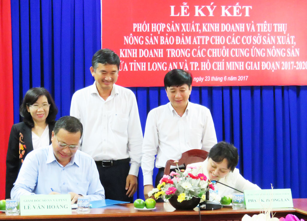 Long An-TP.HCM ký kết phối hợp sản xuất, kinh doanh và tiêu thụ nông sản bảo đảm an toàn thực phẩm