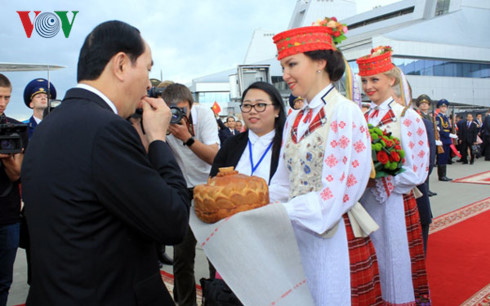 Belarus đón Chủ tịch nước với nghi thức dành cho những vị khách quý