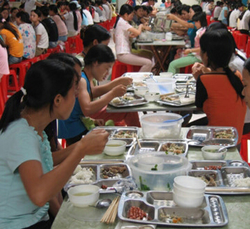 Bữa cơm công nhân còn nhiều nỗi lo