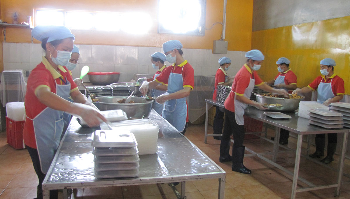 Bữa cơm công nhân còn nhiều nỗi lo