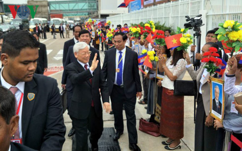 Tổng Bí thư đến Phnom Penh, bắt đầu thăm chính thức Campuchia