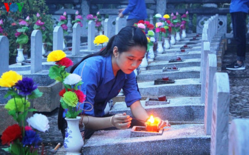 Hát cho đồng đội nghe tại Nghĩa trang Liệt sĩ Quốc gia Trường Sơn