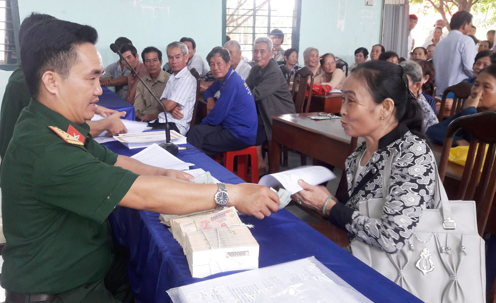 Đức Huệ, Tân Thạnh: Chi trả trợ cấp 1 lần cho 326 đối tượng và thân nhân dân công hỏa tuyến