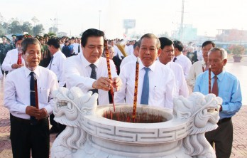 Viếng Tượng đài Long An “Trung dũng kiên cường, toàn dân đánh giặc”
