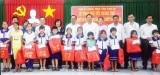 Phó Chủ tịch UBND tỉnh Long An- Nguyễn Văn Được trao quà Tết Trung thu cho trẻ em