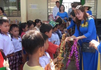 Đức Hòa: Trao nhiều phần quà dịp Trung Thu cho học sinh có hoàn cảnh khó khăn