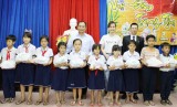 Chi đoàn cơ sở Báo Long An tặng quà trung thu cho học sinh nghèo vùng sâu