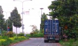 Nhiều xe container đỗ tập trung trong khu dân cư gây cản trở giao thông