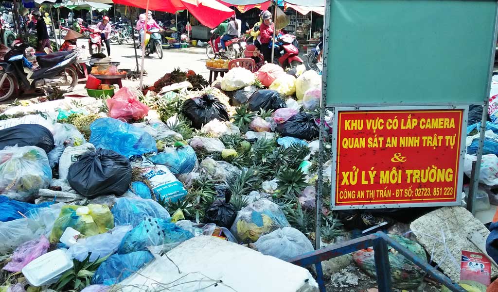 Đức Hòa: Rác tràn đường vì không có nơi tiếp nhận