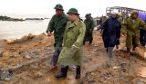 Phó Thủ tướng Trịnh Đình Dũng kiểm tra ứng phó bão số 12 ở Phú Yên