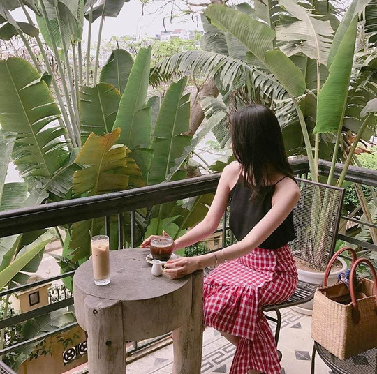 Em chỉ biết chờ đợi một phép nhiệm màu...