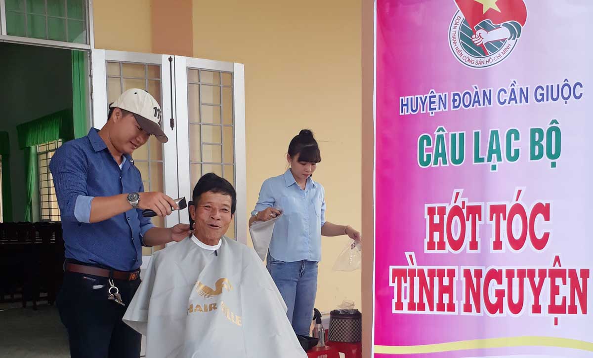 Anh Lê Ngân Giang cùng câu lạc bộ của mình cắt tóc trên địa bàn huyện Cần Giuộc