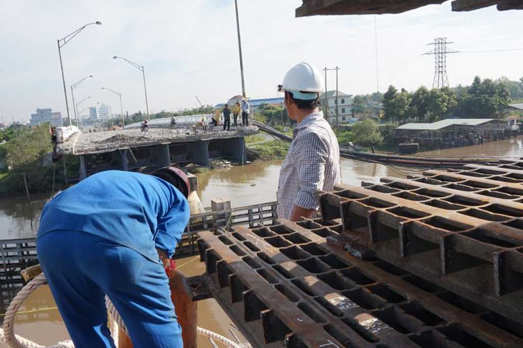 công nhân đang chuẩn bị gác dầm cầu