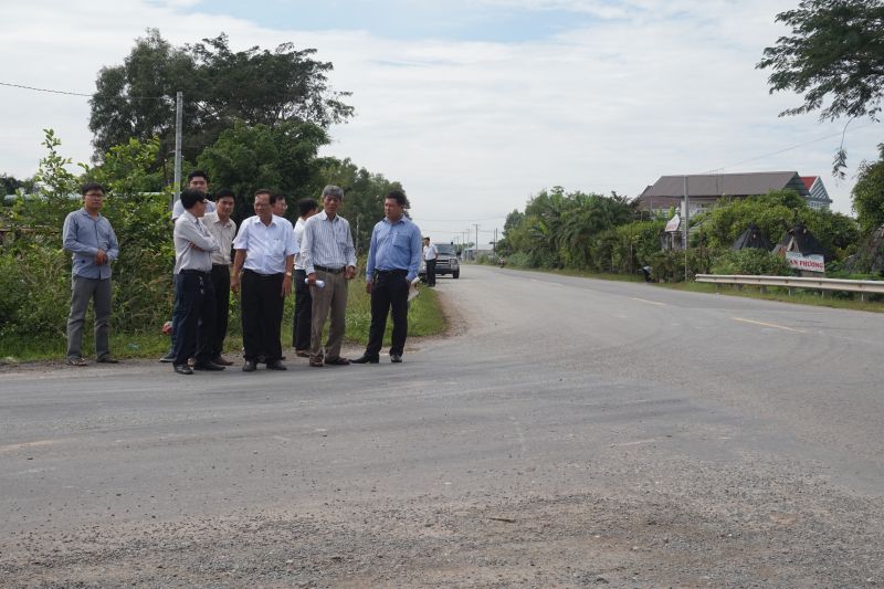 Đoàn kiểm tra khảo sát tại khu vực km 13+100 QLN2-đường Ba Sa-Gò Mối.