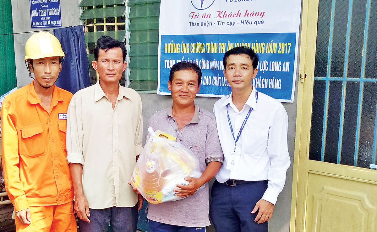 Ngành Điện sẻ chia khó khăn với khách hàng