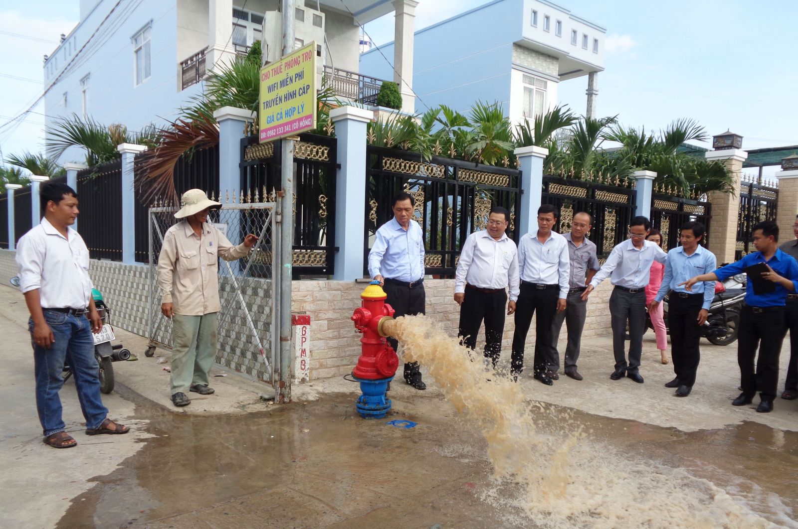 Nước sạch đạt quy chuẩn của Bộ Y tế từ các dự án cấp nước cho gần 2.000 hộ dân các xã vùng hạ của tỉnh
