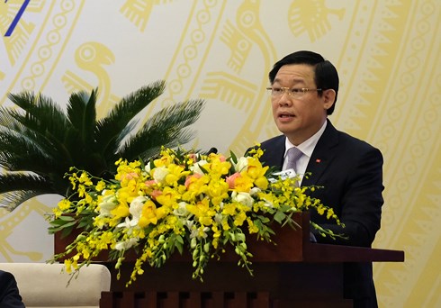 Phó Thủ tướng Vương Đình Huệ giới thiệu dự thảo Nghị quyết của Chính phủ về nhiệm vụ, giải pháp chủ yếu chỉ đạo, điều hành kế hoạch phát triển kinh tế - xã hội và dự toán ngân sách năm 2018. Ảnh: Chinhphu.vn