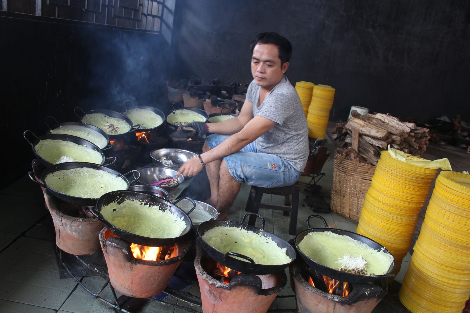 Anh Ngô Văn Vũ có thể đổ nhiều chảo bánh xèo cùng một lúc