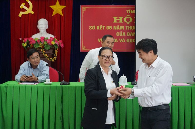 Đại diện Công đoàn cơ sở báo Long An tặng quà cho nhà báo Lê Cánh.