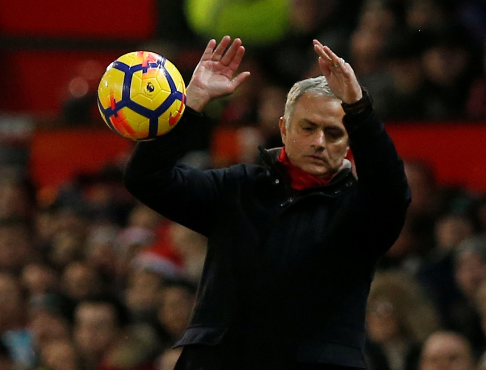 HLV Mourinho chịu áp lực buộc phải thắng trong trận gặp Southampton. Ảnh: Reuters
