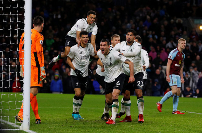 Niềm vui của các cầu thủ Liverpool sau khi Klavan nâng tỉ số lên 2-1. Ảnh: Reuters