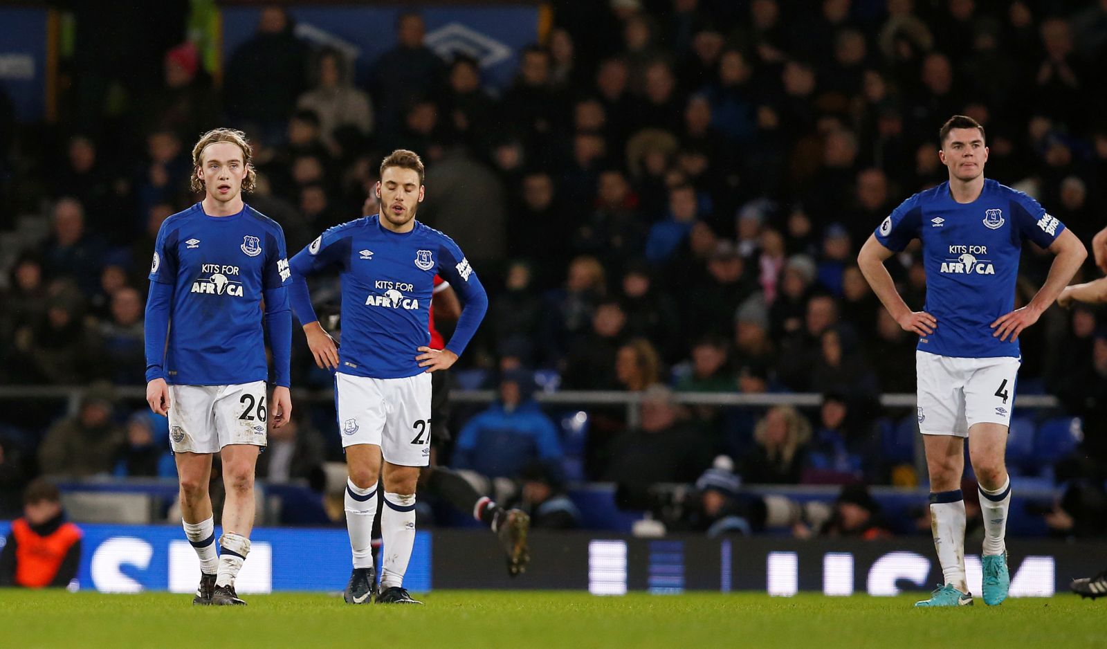 Nỗi thất vọng của các cầu thủ Everton sau trận thua M.U. Ảnh: Reuters