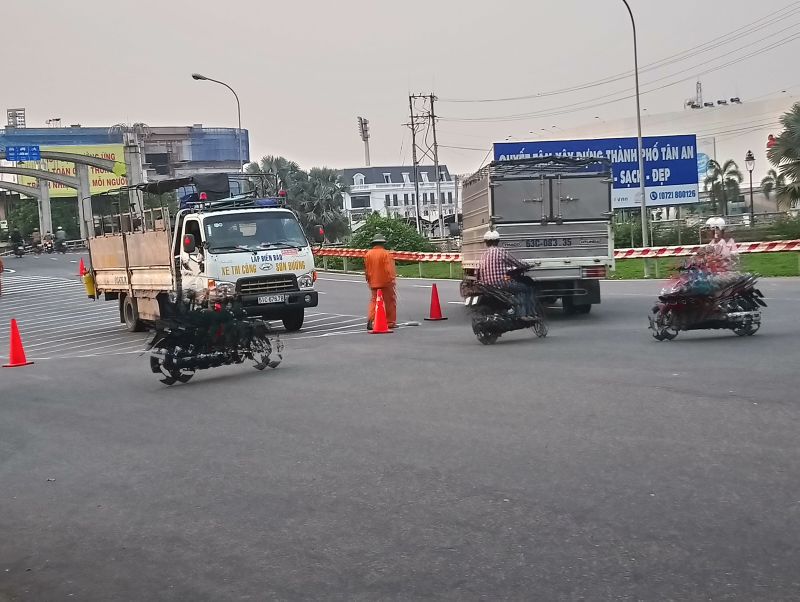 Công công nhân Cty CP Đô thị Tân An đã sơn lại vạch kẻ đường trên đường Hùng Vương, đảm bảo công tác TTATGT ngày tết.