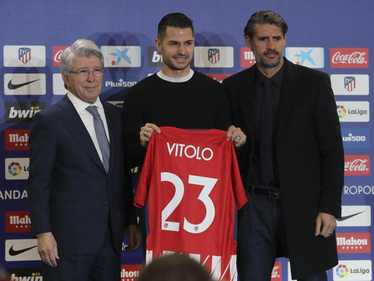 Vitolo cũng chính thức khoác áo Atletico