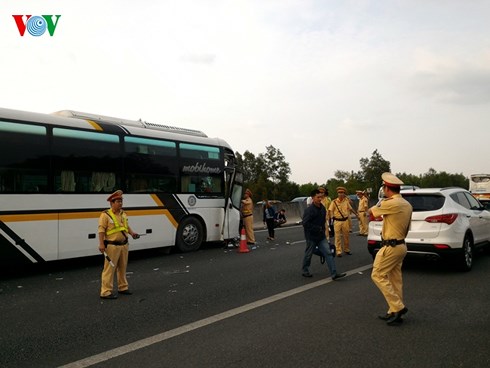Lực lượng cảnh sát giao thông khắc phục hiện trường vụ tai nạn trên đường cao tốc.