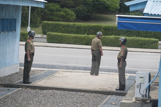 Binh sĩ Triều Tiên gác tại làng đình chiến Panmunjom ngày 27/7. (Nguồn: EPA/TTXVN)