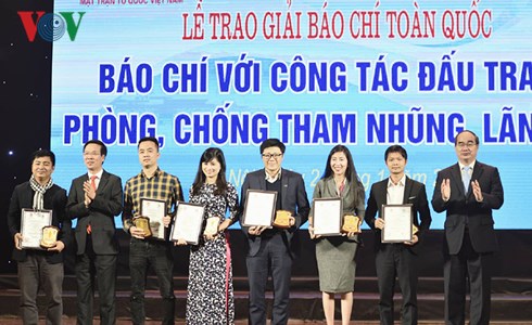 Bí thư Thành ủy TPHCM Nguyễn Thiện Nhân trao bằng khen cho các tác giả đoạt giải B.