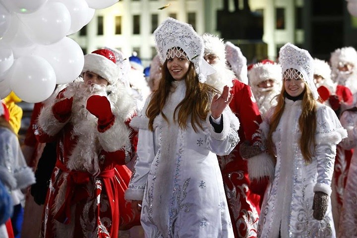 Diễu hành của Ông già Băng giá và Công chúa Tuyết, ở Minsk, Belarus.