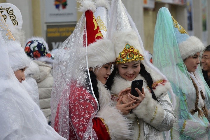 Các cô gái trẻ đáng yêu mặc đồ Công chúa Tuyết tại một sự kiện năm mới ở thủ đô Bishkek của Kyrgyzstan.