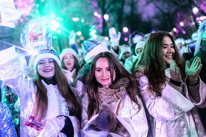Những người tham gia cuộc diễu hành của các Công chúa Tuyết trên đại lộ Tverskoi ở Moscow, Nga.