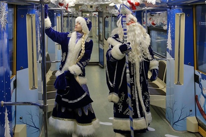 Hình ảnh Công chúa Tuyết dễ thương và Ông già Băng giá xuất hiện bên trong một toa tàu điện ngầm.