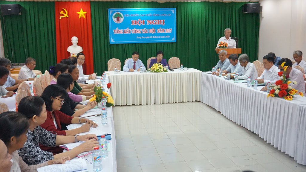 Trưởng Ban Đại diện Hội Người cao tuổi tỉnh - Nguyễn Văn Nhung báo cáo kết quả hoạt động hội năm 2017