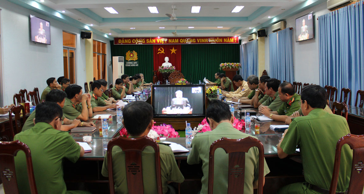 Đại diện Ban Giám đốc và lãnh đạo các đơn vị nghiệp vụ Công an tỉnh dự tại điểm cầu Long An