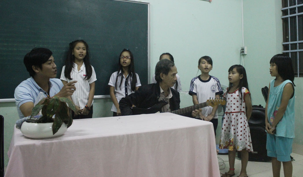 Lớp dạy đờn ca tài tử ở Trường TH-THCS -THPT Bồ Đề Phương Duy tại chùa Long Thạnh, thị trấn Thủ Thừa được mở vào các tối thứ 2, 4, 6 hàng tuần