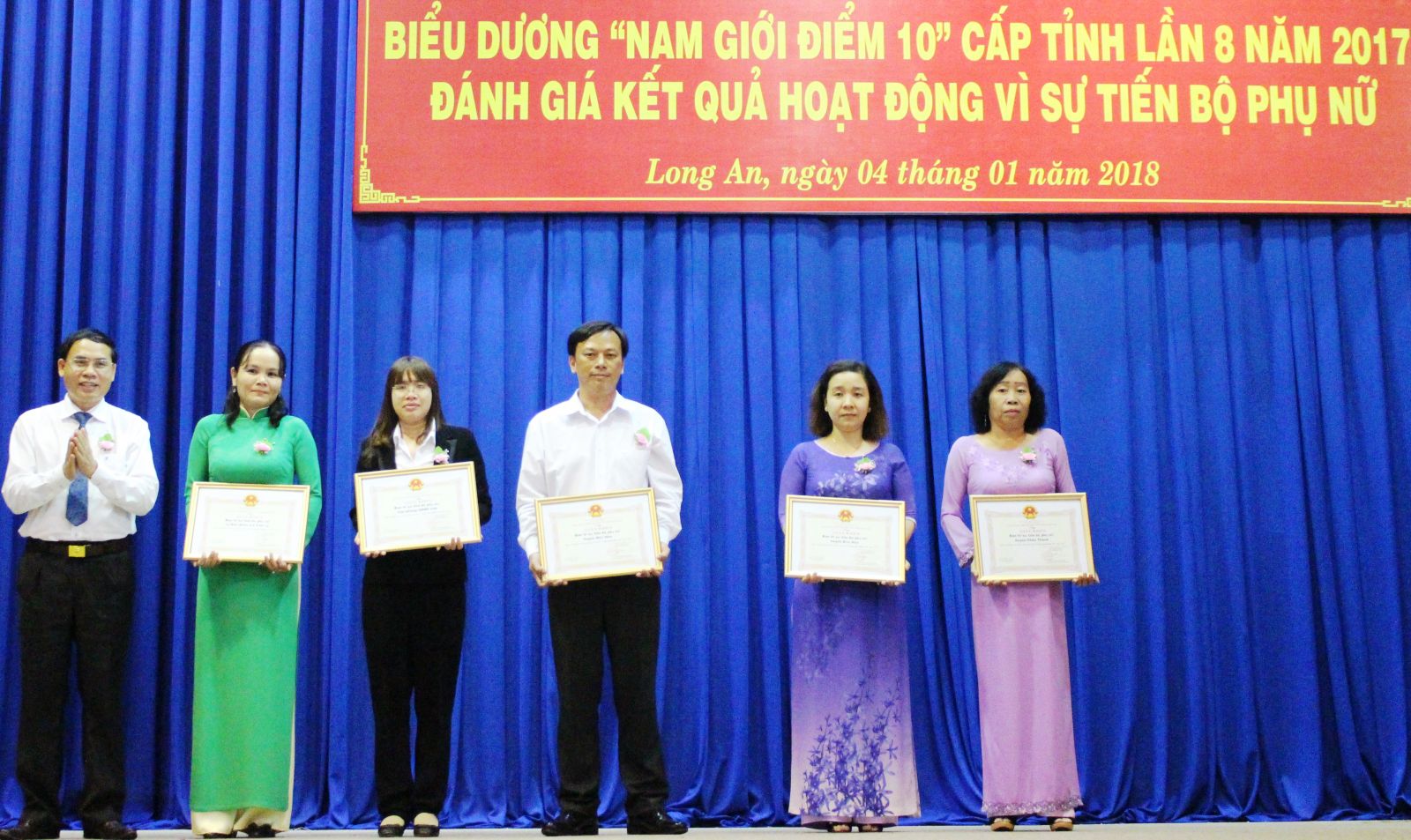 Phó Chủ tịch UBND tỉnh – Hoàng Văn Liên trao thưởng cho các Ban Vì sự tiến bộ phụ nữ thực hiện tốt mô hình Nam giới điểm 10 