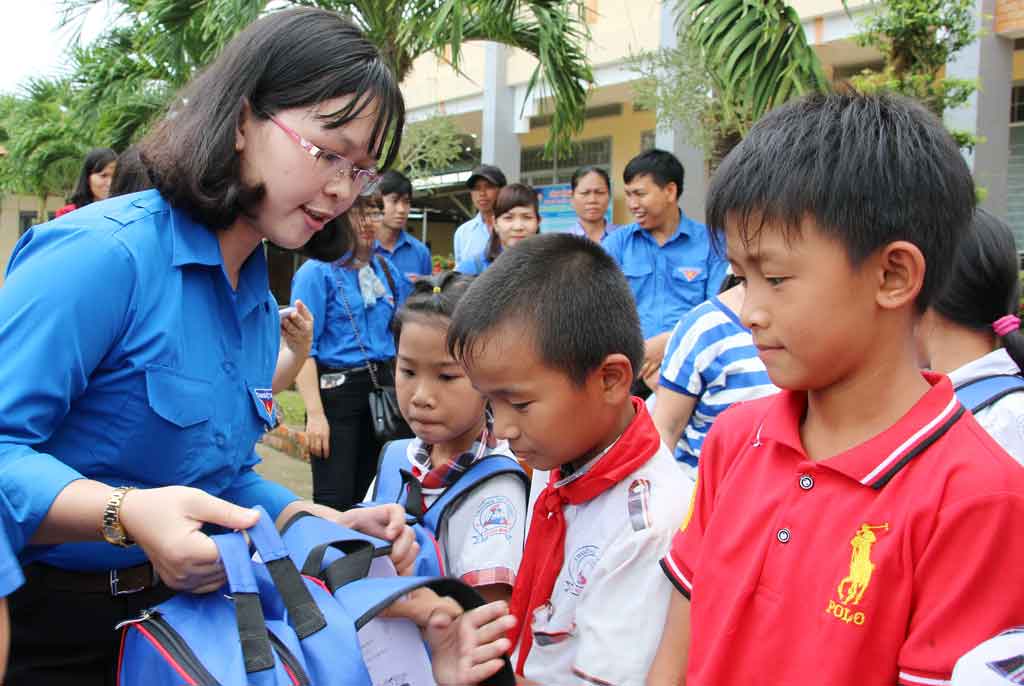 Phó Bí thư Đoàn khối Các cơ quan tỉnh - Võ Thúy An tặng dụng cụ học tập cho học sinh nghèo khu vực biên giới