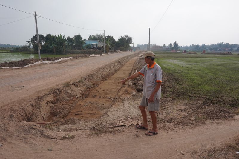 Người dân chỉ tay vào rãnh sâu nhưng không có chăng dây và đèn chớp vào ban đêm.