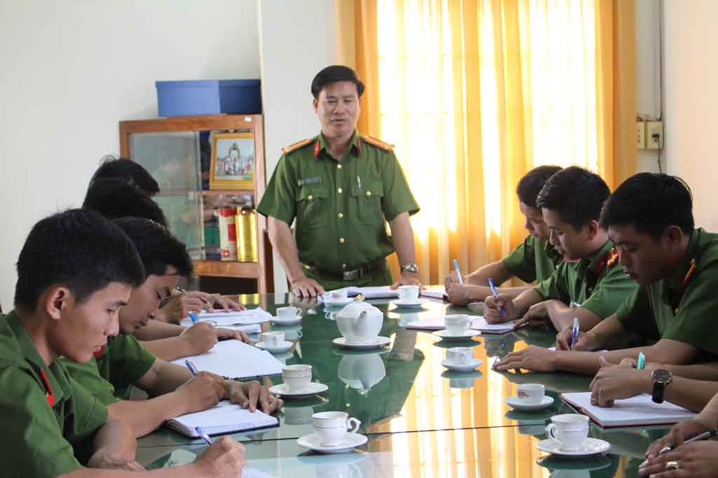 Thượng tá Huỳnh Văn Trinh họp Ban Chuyên án phá vụ giả danh công an cướp tài sản