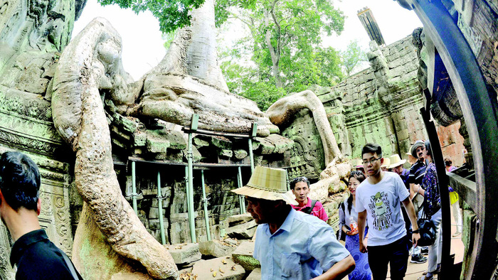 Du khách Việt tham quan đền Ta Prohm tại tỉnh Siem Reap (Campuchia)- Ảnh: T.T.D.