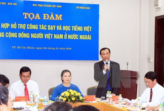 Ông Lương Thanh Nghị, Phó Chủ nhiệm Ủy ban Nhà nước về người Việt Nam ở nước ngoài đánh giá về tình hình dạy và học tiếng Việt của cộng đồng người Việt Nam ở nước ngoài. (Ảnh: Xuân Khu/TTXVN)