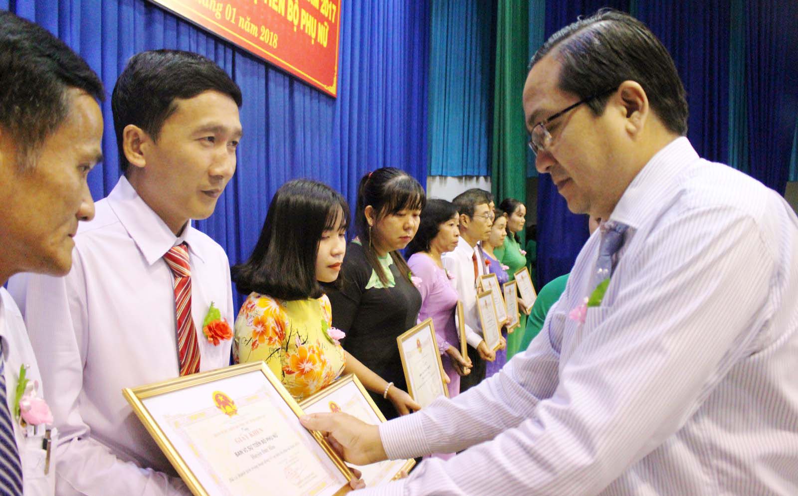 Phó Chủ tịch HĐND tỉnh - Nguyễn Minh Lâm trao thưởng cho đại diện các Ban Vì sự tiến bộ phụ nữ triển khai, thực hiện tốt mô hình Nam giới điểm 10