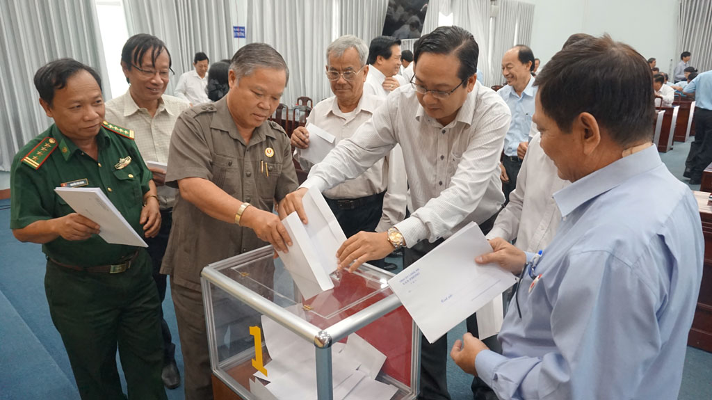 Long An leader prompts plan building to materialize party resolution Deputies cast the ballots to introduce personnel to supplement members the 10th provincial Party Committee’s executive board in the tenure of 2015-2020