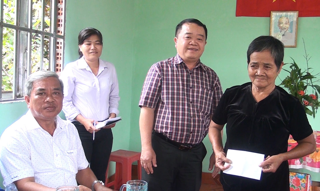 Trao tặng nhà tình nghĩa cho gia đình bà Nguyễn Thị Thuấn