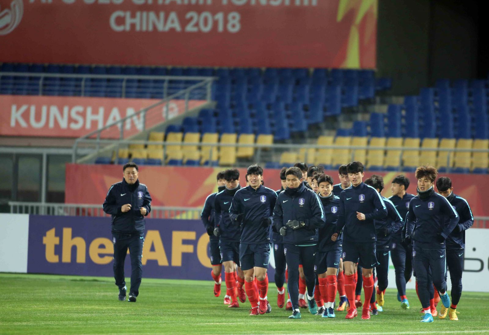 U-23 Hàn Quốc tập làm quen sân thi đấu chính tối 09/01. Ảnh: N.K