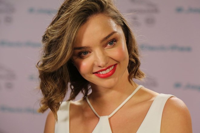 Thiên thần Miranda Kerr luôn tự tin dùng son đỏ nhờ hàm răng trắng sáng của mình